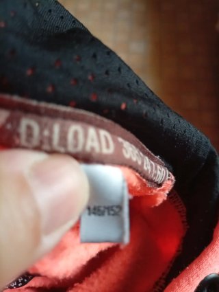 Sudadera naranja con estampado para el frió.