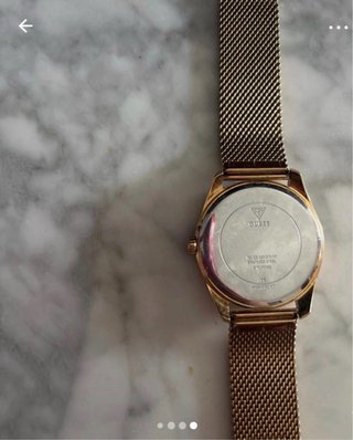 Reloj Guess color oro en muy buen estado