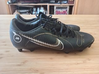 Botas de fútbol negras