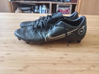 Botas de fútbol negras