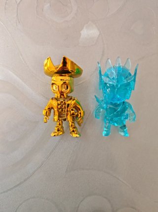 Stumble Guys figure dorate e blu