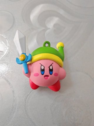 Kirby figure con spada, cappello verde e giallo