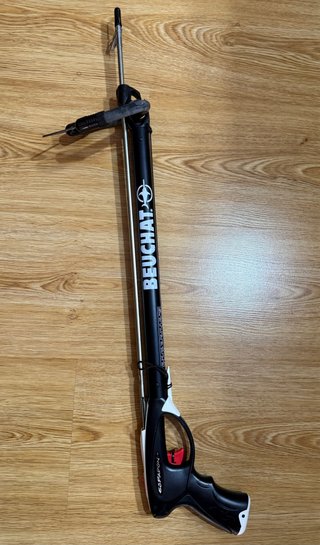Fusil de pescasub, máscara y boya de señalización