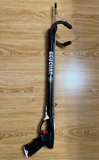 Fusil de pescasub, máscara y boya de señalización