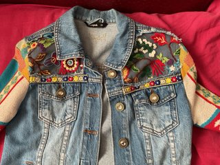 Chaqueta vaquera Desigual bordada T.38