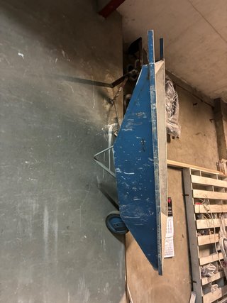 Carretilla azul de obra