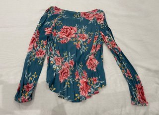 Blusa floral azul y rosa mujer manga larga.