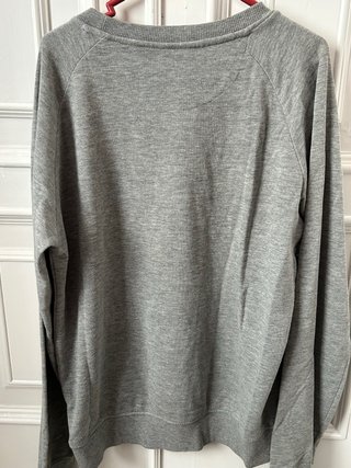 Sudadera gris con relieve