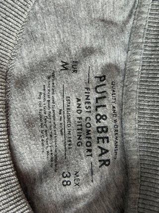 Sudadera gris con relieve