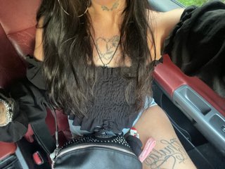 Camiseta negra con volantes