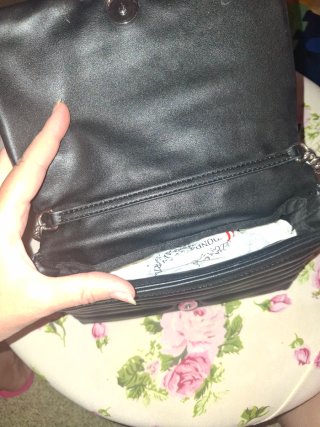 Bolso negro acolchado con cadena
