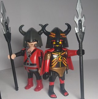 Playmobil 2 guerreros oscuros con lanzas