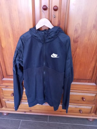 Chaqueta Nike con capucha negra