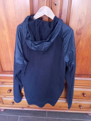 Chaqueta Nike con capucha negra