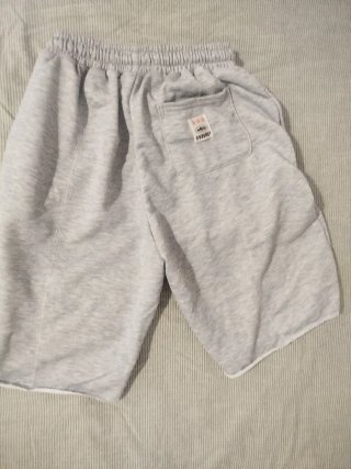 Pantalón corto gris