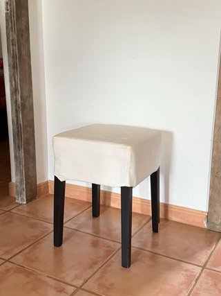 Taburete Ikea beige y negro