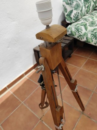 Lámpara de trípode de madera y metal