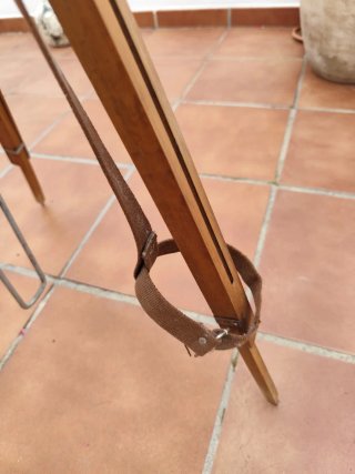 Lámpara de trípode de madera y metal