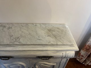 Aparador de madera blanco y gris