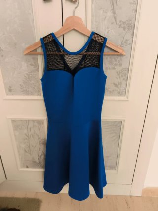 Vestido azul con detalles de malla