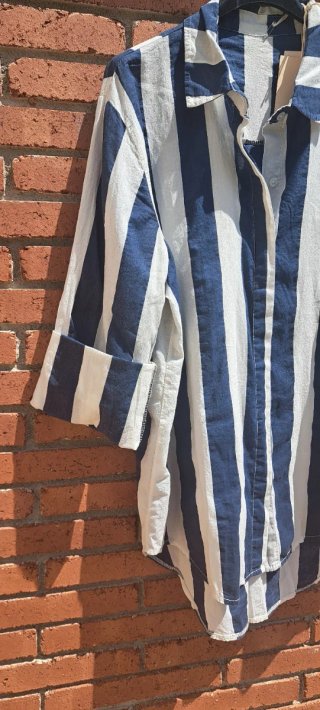 Camisa de rayas azul y blanca