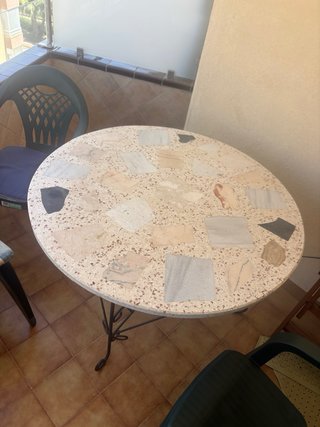Mesa redonda de piedra y metal