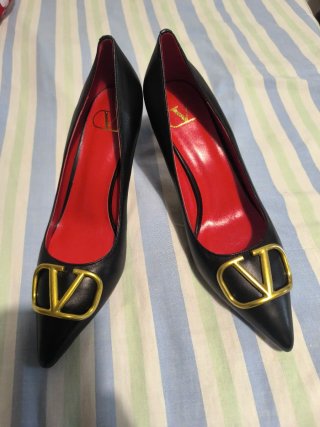 Zapatos de vestir Valentino negros y dorados