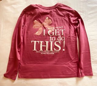 CAMISETA ROSA CON LAZO Y DIBUJO EN LA ESPALDA
