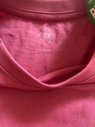 CAMISETA ROSA CON LAZO Y DIBUJO EN LA ESPALDA