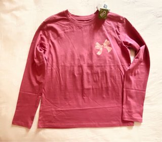 CAMISETA ROSA CON LAZO Y DIBUJO EN LA ESPALDA