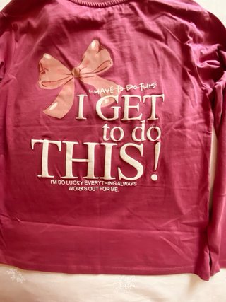 CAMISETA ROSA CON LAZO Y DIBUJO EN LA ESPALDA