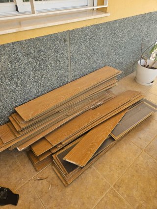 Suelo laminado madera desmontado