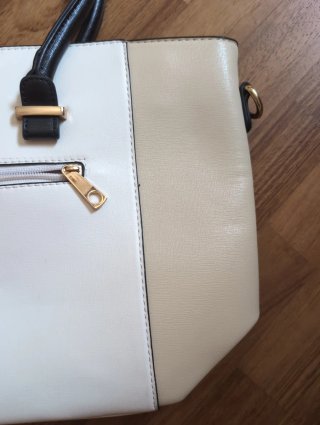 Borsa beige e bianca