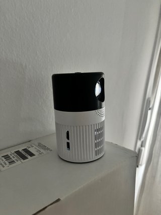Mini proyector LED blanco y negro