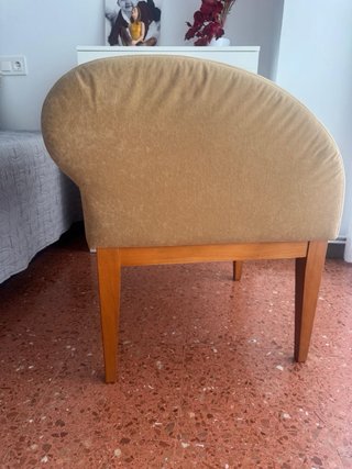 Sillón decorativo beige y madera