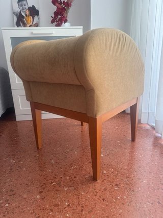 Sillón decorativo beige y madera