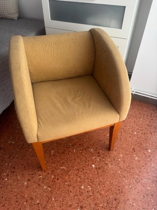 Sillón decorativo beige y madera
