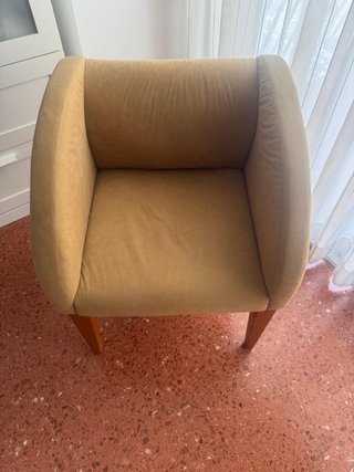 Sillón decorativo beige y madera