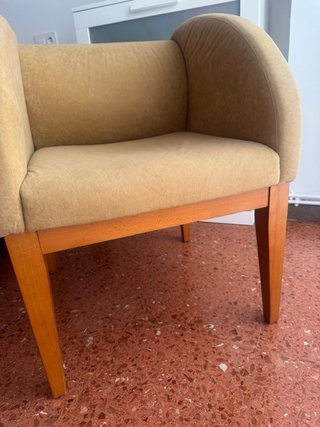 Sillón decorativo beige y madera