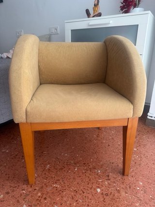 Sillón decorativo beige y madera