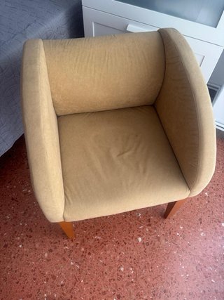 Sillón decorativo beige y madera