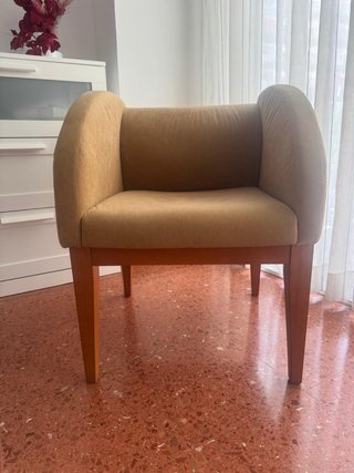 Sillón decorativo beige y madera
