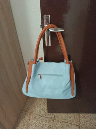 Bolso azul claro y marrón