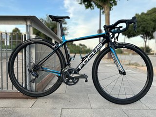 Bicicleta de carretera Focus de carbono
