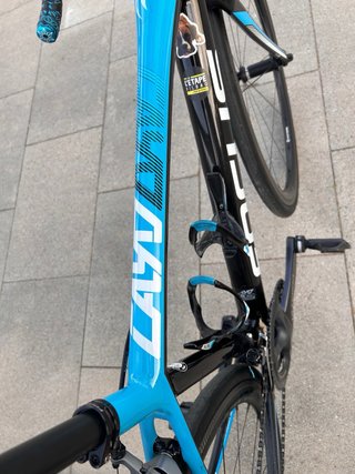 Bicicleta de carretera Focus de carbono