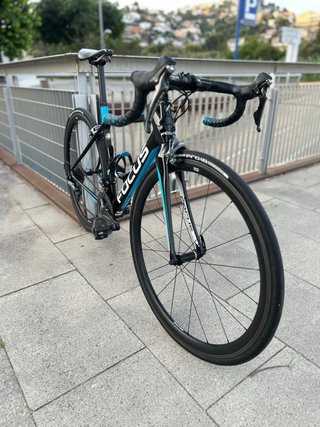 Bicicleta de carretera Focus de carbono