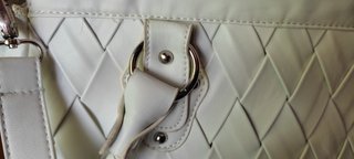 Bolso de piel blanco tejido