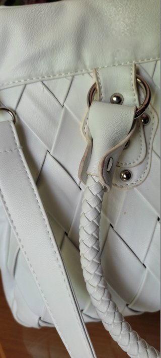 Bolso de piel blanco tejido