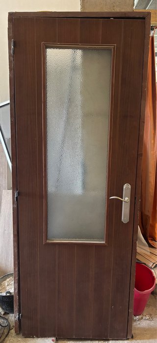 Puerta de madera con marco y cristal