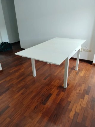 Mesa de comedor blanca y madera y extensible